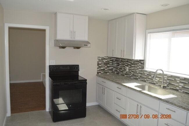 Photo - 875 S Minaret Ave