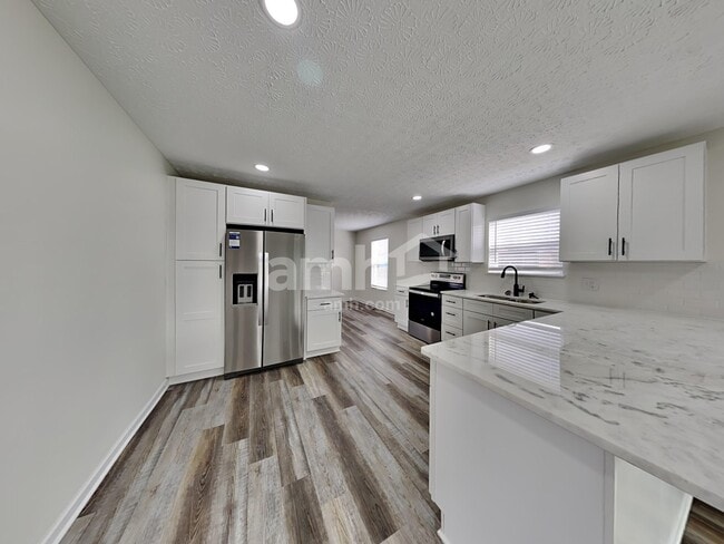 42 River Ct