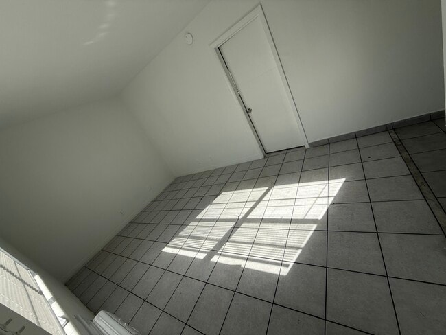 Photo - 900 NE 17th Ter