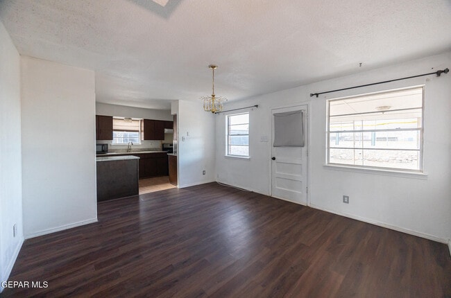 Photo - 5409 Edmonton Ave