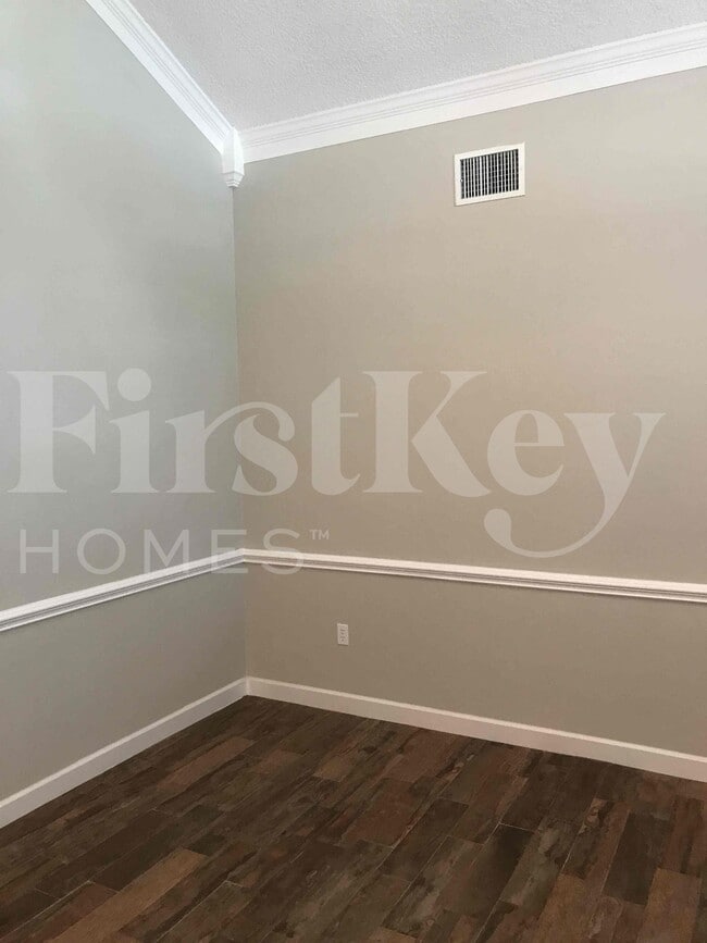 Photo - 2224 Palmview Cir E