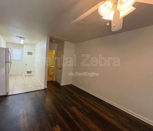 Building Photo - 108 E 12th St Unit 2