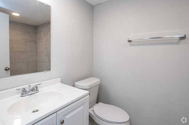 3BR, 1.5BA - 1,142SF - Primary Bathroom