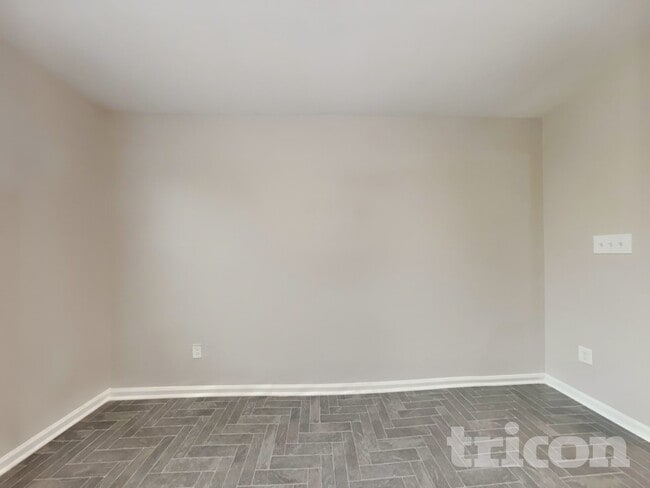 Photo - 295 New Castle Ln