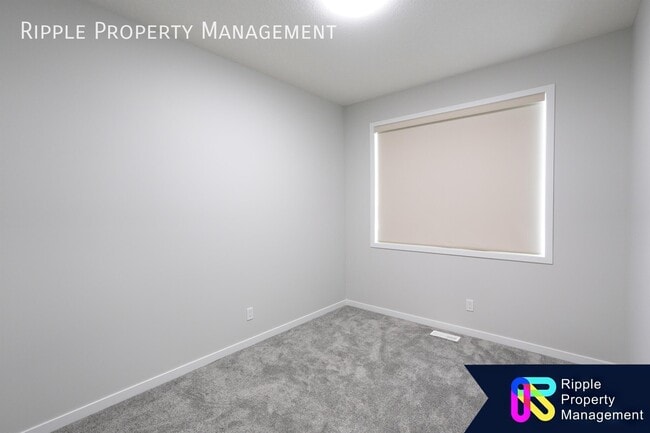GORGEOUS 2 BEDS + DEN / 2 BATH MAIN FLOOR