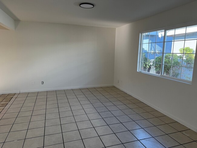 5622 E Gage Ave Unidad 1/2