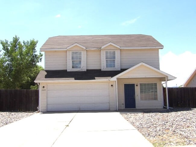 Building Photo - 4 bed/2.5 bath Single Family Home