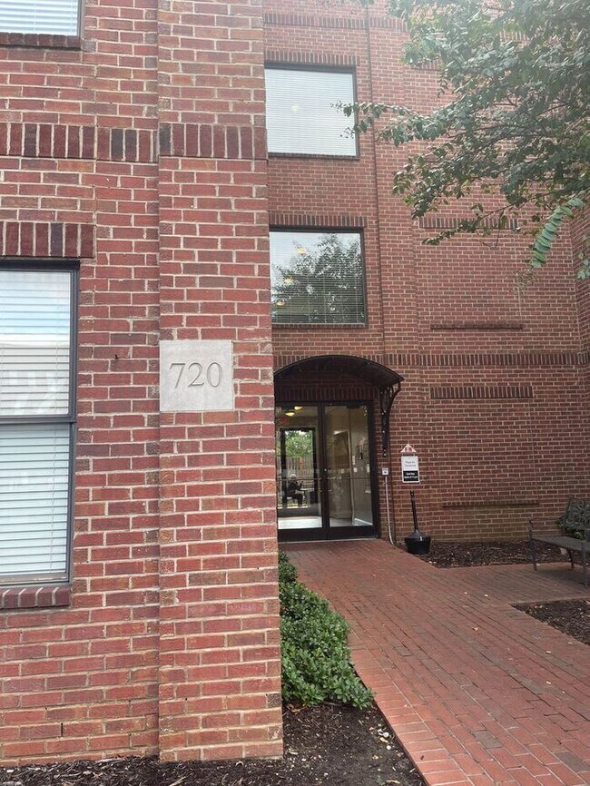 Photo - Studio w/ In-Unit Laundry near Tom Lee Park