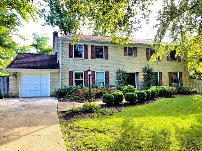 Photo - Luxury 5 bed, 3.5 bath with Pool!