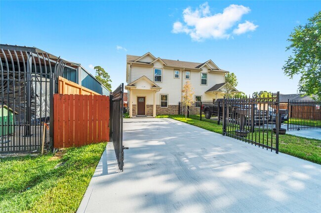 Photo - 913 Turner Dr