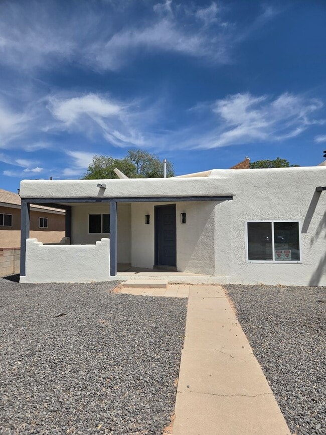 Building Photo - Recently updated 4 bedroom 4 bathroom house in the UNM  North Campus area!