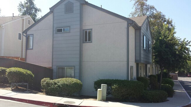 2208 Kings View Cir