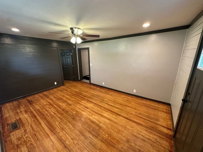 Photo - 408 Spence Ln