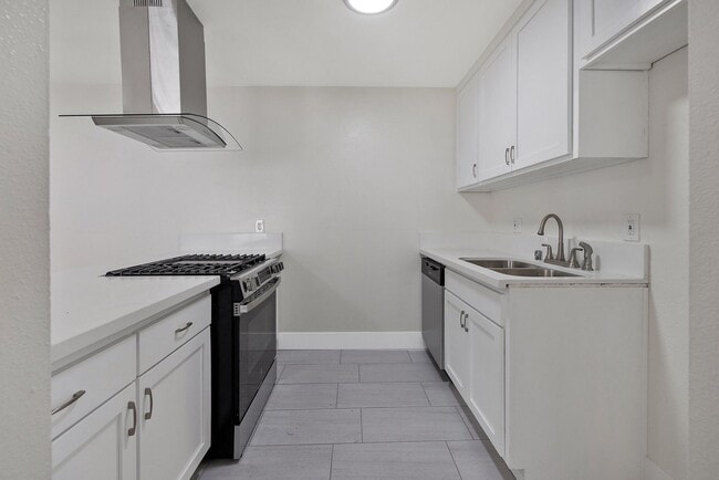 Photo - Downstairs 2 bed, 1 bath newly remolded unit coming soon!! Unidad 3549-2