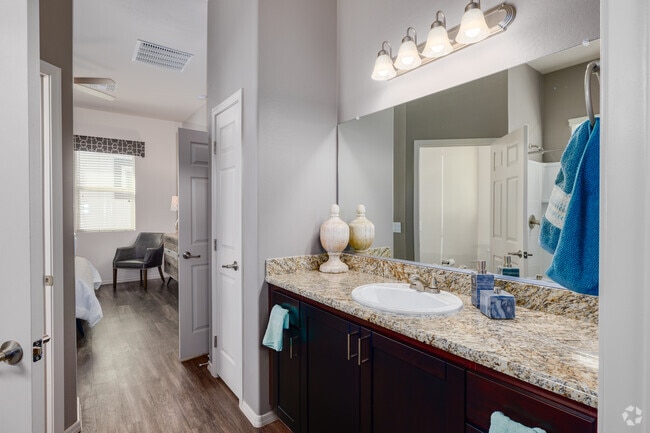 2BR, 2BA - 962SF - Primary Bathroom