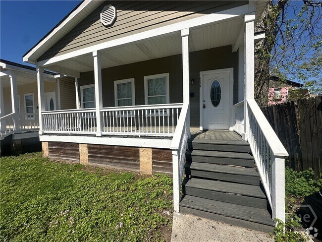 Building Photo - 814 W 44th St Rental