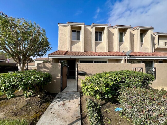 Building Photo - Large 3 bedroom townhome available in Buen...