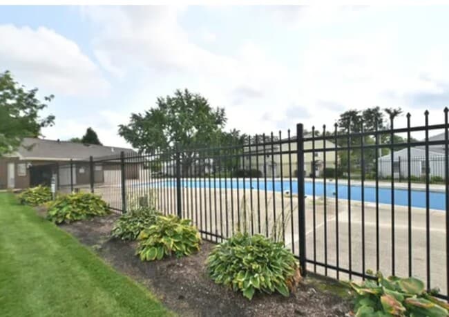 Photo - 319 Farmingdale Cir