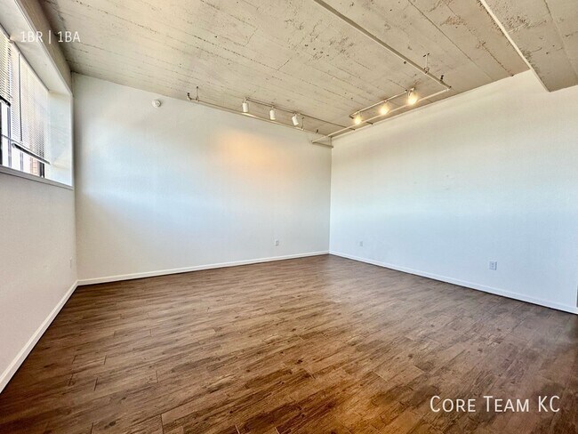 Photo - 320 W 7th St Unidad 403 COPY 2