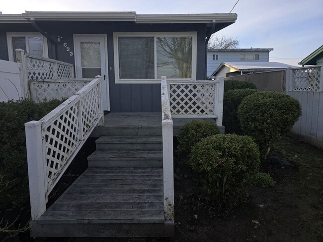 Photo - 633 NE Channon Ave