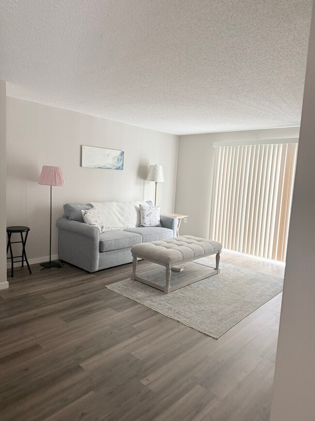 Building Photo - 3 Oak Hill Ln Unit Oak Hill