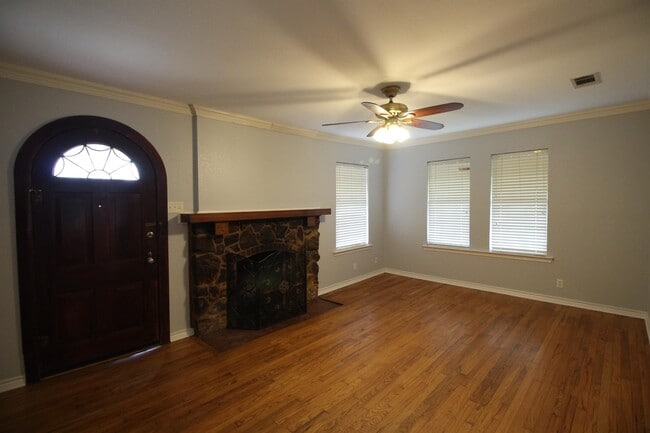 Photo - 403 W James St