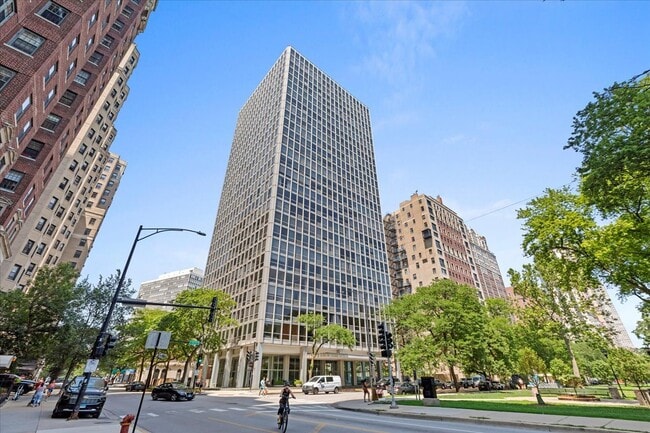 Building Photo - 2400 N Lakeview Ave