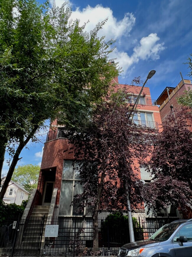 Building Photo - 1622 W Ontario St Unit 2E Rental
