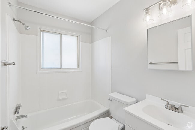 2BR, 1.5BA - 1,175SF - Bathroom