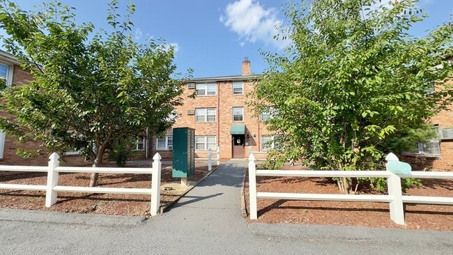 Building Photo - 160 Tyngsboro Rd Unit 17C Rental