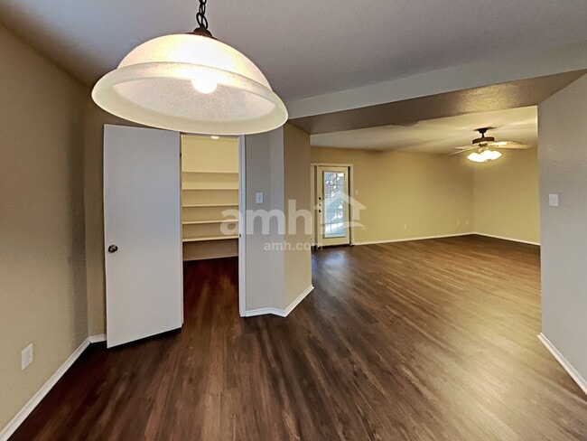 Photo - 10339 Manor Crk