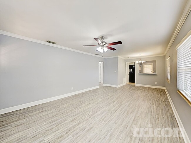 Photo - 225 W King St