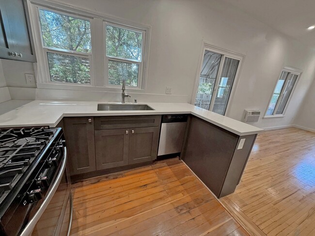 Photo - 1303 Cloverdale Ave Unidad 3