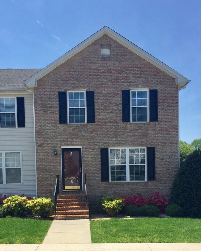 Photo - 4 Bedroom 3.5 Bath end unit- Available Aug...
