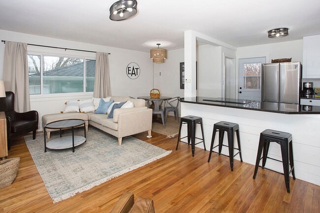 Building Photo - A Turnkey 4 Bed 2 Bath Furnished Retreat