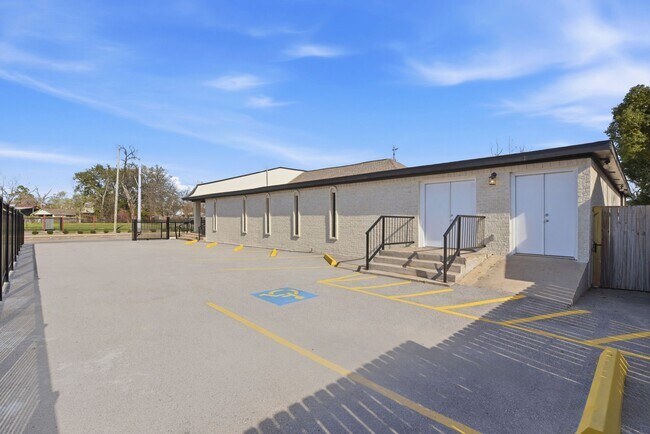 Photo - 3911 Fulton St