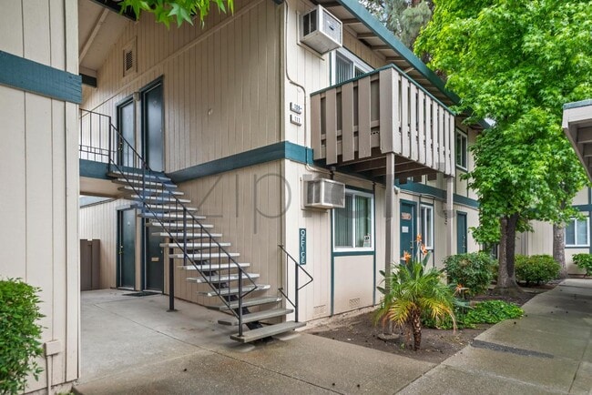 Photo - 1185 Meadow Ln