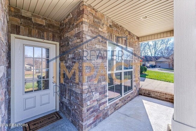 Photo - 810 Klondike Way