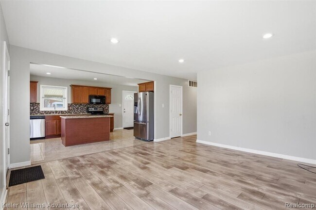 Photo - 7435 Lathers St