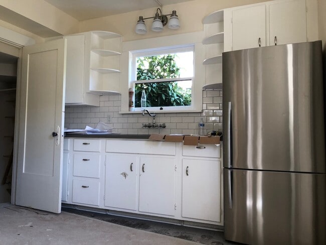 Photo - Wonderful University District 8 bedrooms house!