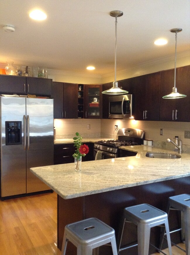 Building Photo - 241 Lamartine St