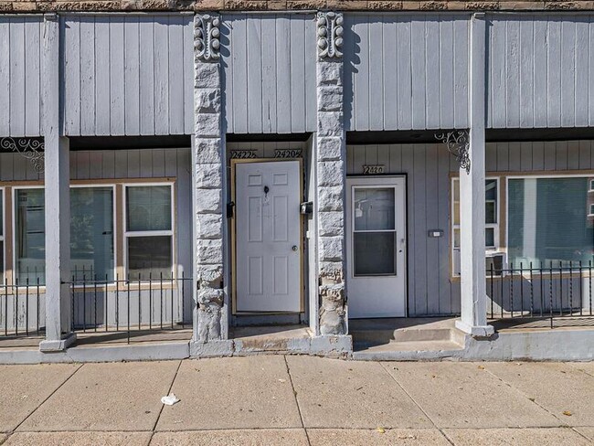 Building Photo - 2422 1/2 S 16th St Unit #9