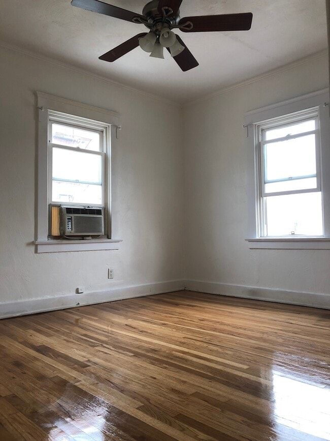 Photo - 1842 Mariposa Ave