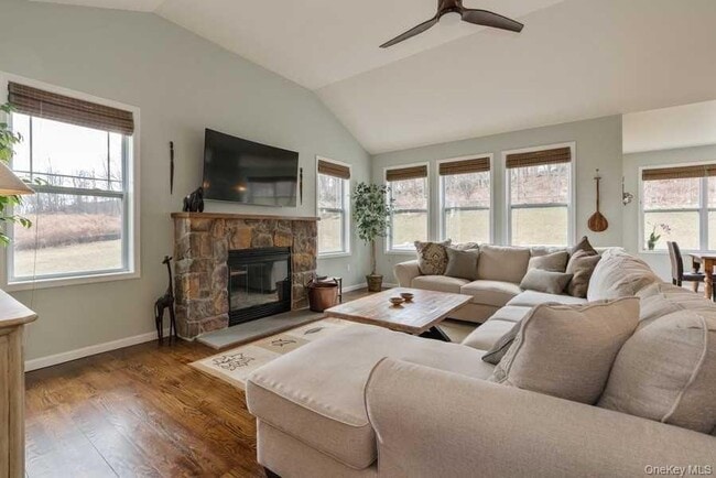 Photo - 861 Lattintown Rd