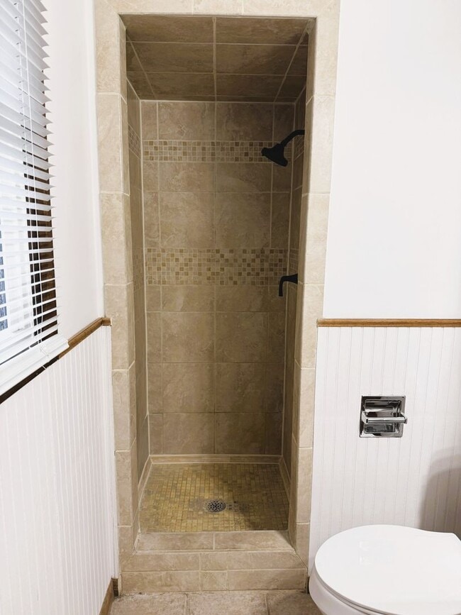 Photo - 4 bedroom home with 2 Garages, Finished Basement & Fenced Yard