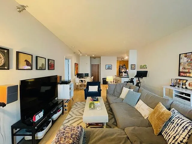 Building Photo - 1 bedroom in Chicago IL 60654 Unit 2006 Rental