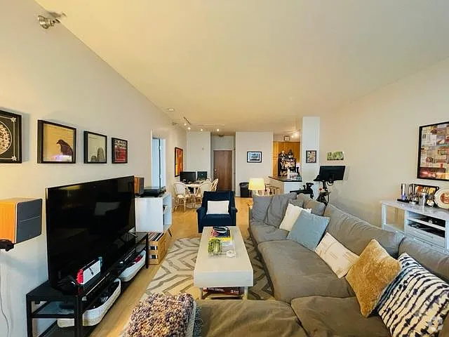 Building Photo - 1 bedroom in Chicago IL 60654 Unit 2006 Rental