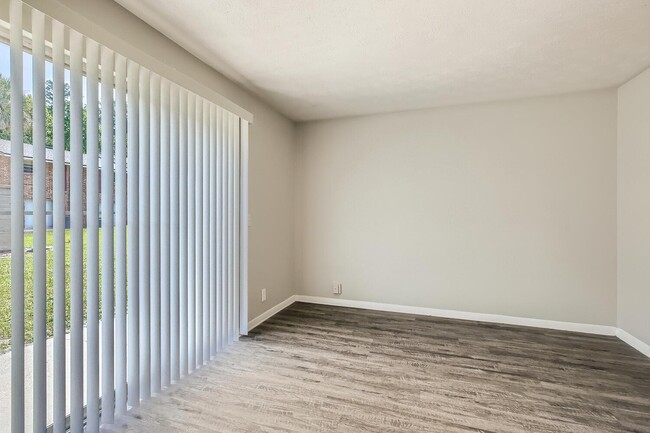 Building Photo - Lake Park Colonial Rental