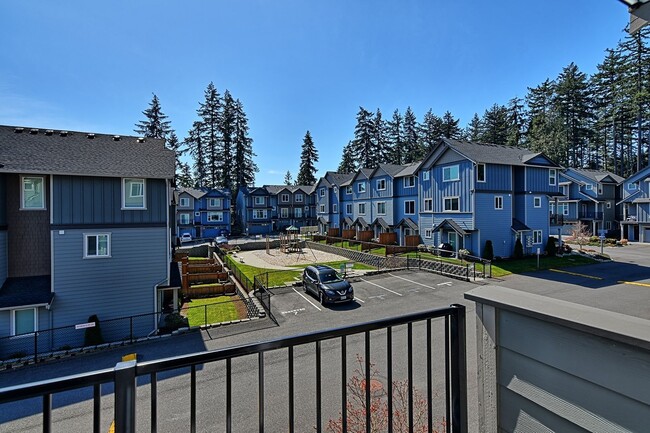 Building Photo - Spacious Townhome - Great South Everett Location!