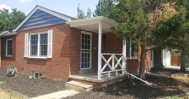 Building Photo - Spacious 5-Bedroom Gem on Locust Street – ... Rental